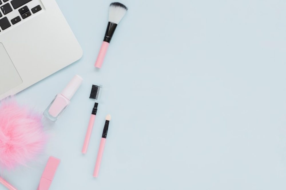 精致与科技的和谐交响 美容用品与笔记本电脑的顶视图排列艺术